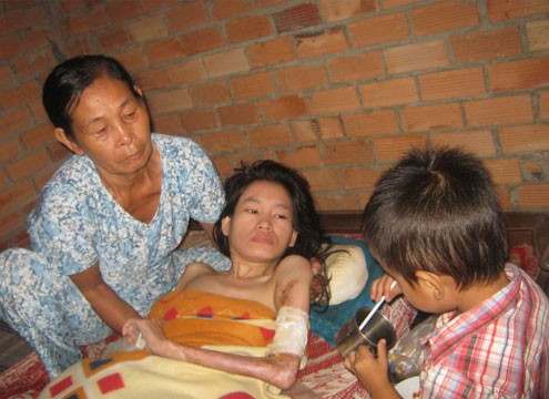 Sau 1 năm chăm con trên giường bệnh, gia đình bà Thành trở nên kiệt quệ. Ảnh: Nguyễn Ngọc.
